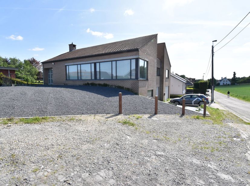 Uitstekende ligging nabij supermarkten, winkels, openbaar vervoer en belangrijke invalswegen.&lt;br /&gt;
Prachtig gerenoveerde 4-gevel woning met een bewoo