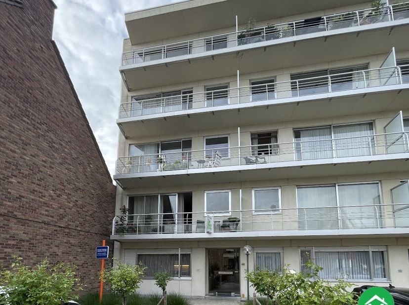 Dit instapklaar appartement (1ste verdiep) is gelegen in het centrum van Roeselare en bestaat uit: lift - inkomhall - living met aanpalend een terras