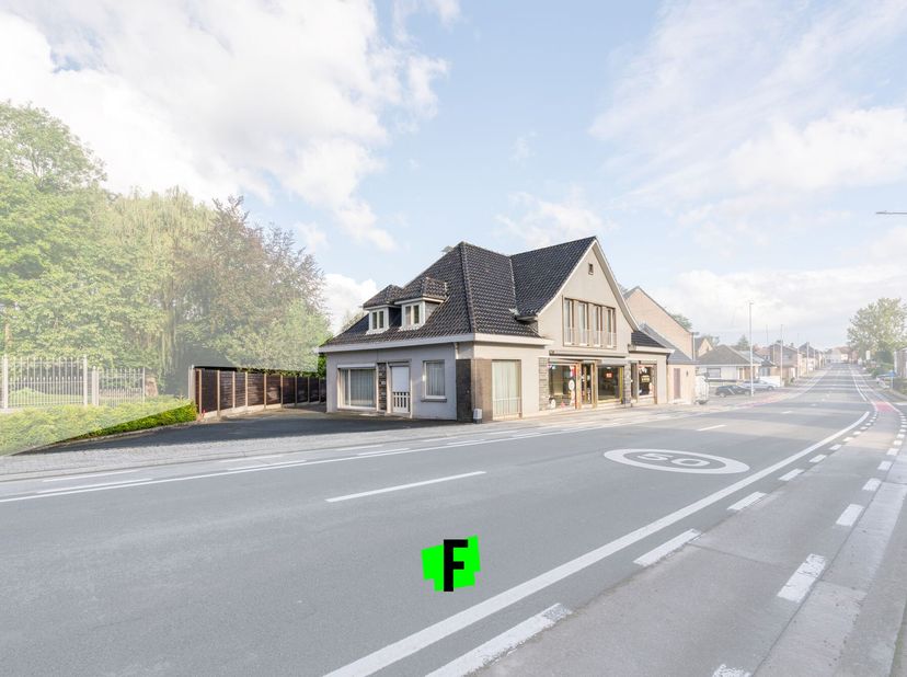 Op een steenworp van het centrum van Zottegem situeert deze interessant gelegen handelswoning. Dit pand beschikt over een goede visibiliteit en geniet