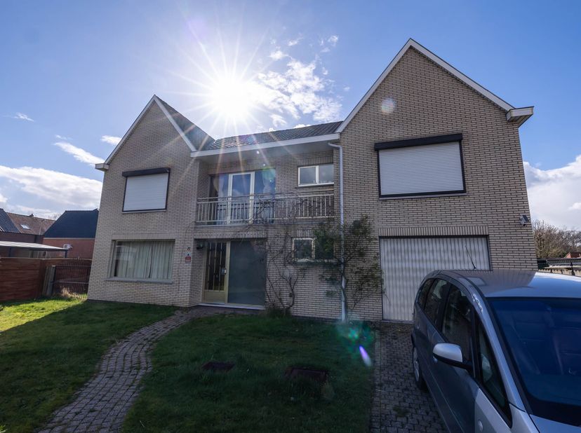 Te renoveren woning met op het gelijkvloers een ruime leefruimte, badkamer, garage met aansluitende berging en een keuken met zicht op de tuin. Op de