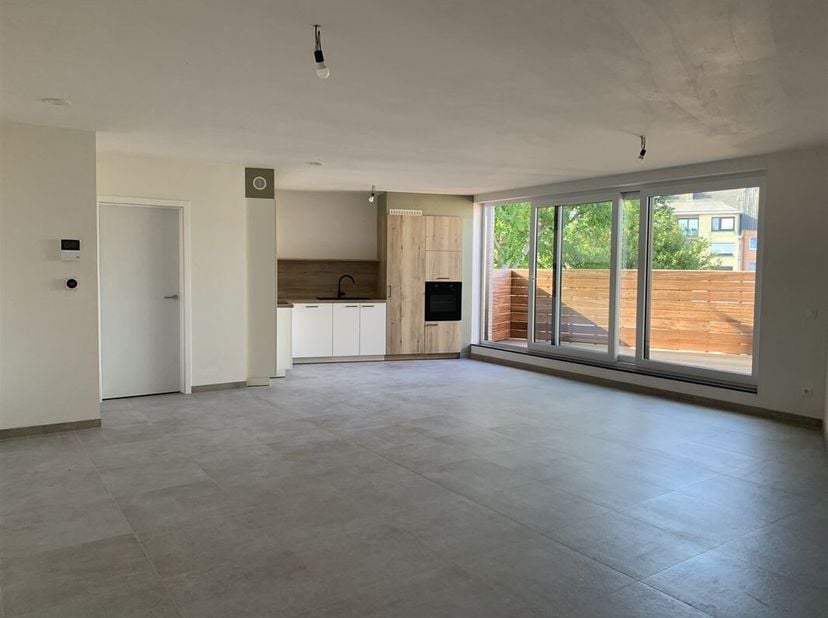 Nieuwbouwappartement op een topligging in het centrum van Oostkamp, op wandelafstand van alle winkels, horeca, een school en sportfaciliteiten. Het ap