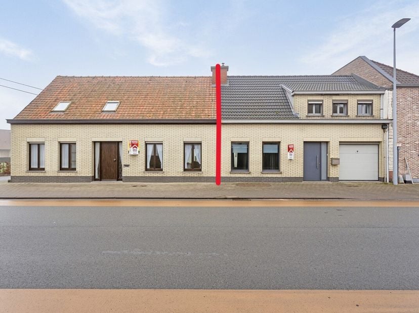Cette maison à rénover est située à deux pas du centre de Wortegem-Petegem, avec des routes d&#039;accès (Waregem à 10min), des transports en commun, et un