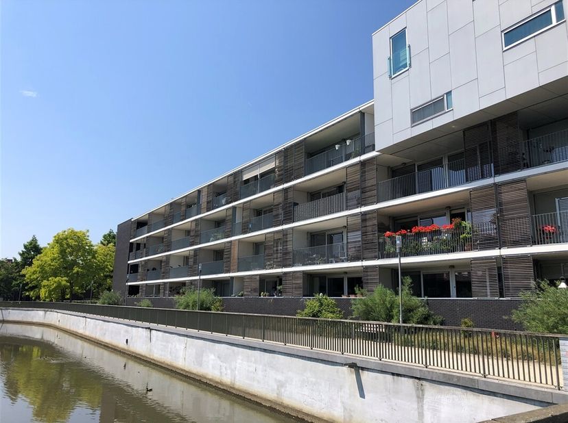 Dit prachtig gelegen duplex-appartement met 4 slaapkamers en een ruime bewoonbare oppervlakte van 180 m² bevindt zich op de 3de en 4de verdieping van