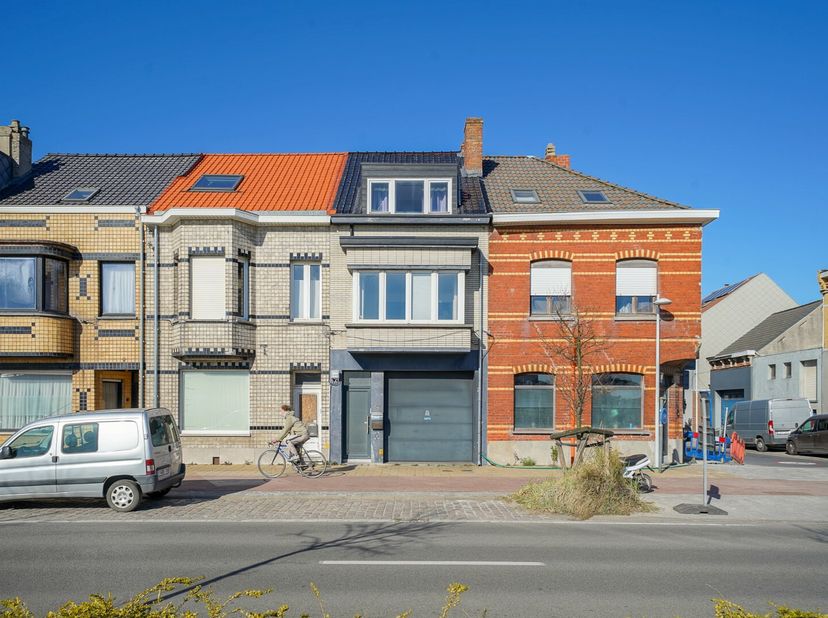 Aan de vaart in Bredene vindt u, op een boogscheut van winkels, openbaar vervoer en verbindingswegen, deze bel-étage woning.&lt;br /&gt;
Bij binnenkomst wor