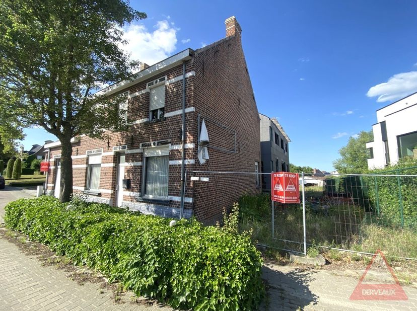 Op een centraal gelegen perceel in Passendale vinden we deze woning in casco staat, gecombineerd met een ruime loods. Het geheel biedt tal van mogelij