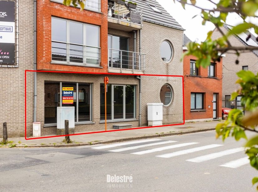 Op zoek naar een instapklaar commercieel gelijkvloers op een toplocatie? Dit modern en veelzijdig pand van 107 m² is gelegen langs een drukke en zicht