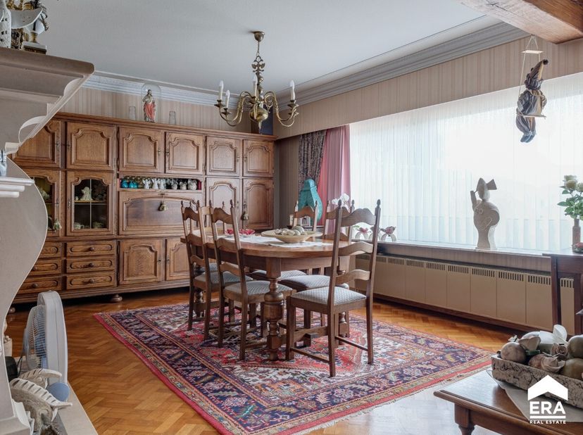 Op een prachtig perceel van 24a 60ca bevindt zich deze uitzonderlijk ruime woning met een bewoonbare oppervlakte van maar liefst 370 m². Momenteel is