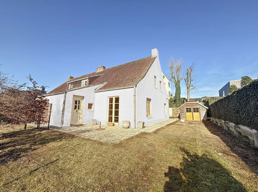 Maison mitoyenne située au calme à quelques pas des Plaatsduinen dans le village d&#039; Ostdunkerque, à moins de 2 km de la mer.&lt;br /&gt;
Disposition: hall d