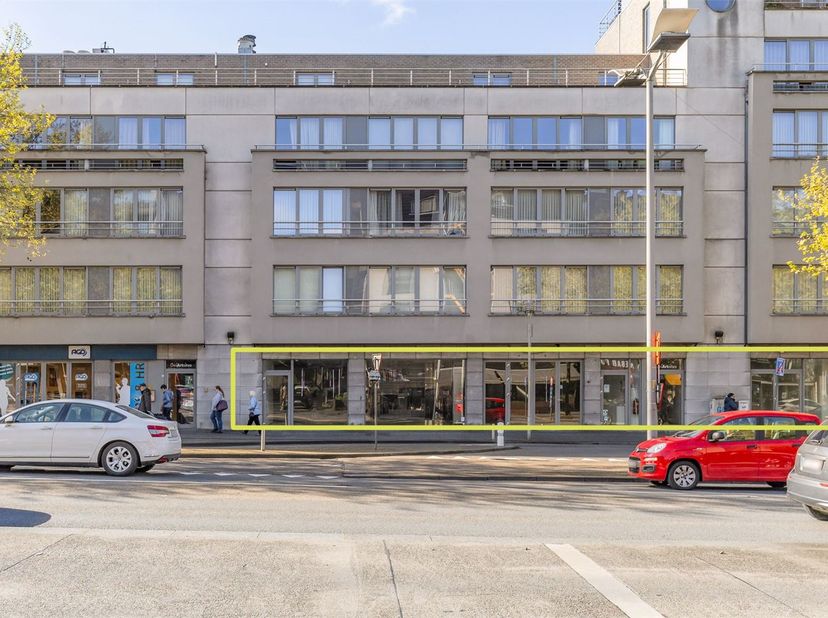 IDEALIS VASTGOED – Extra ruim handelspand (+-500m²!!!) met tal van mogelijkheden op een extra centrale, commerciële zichtlocatie te midden van het cen