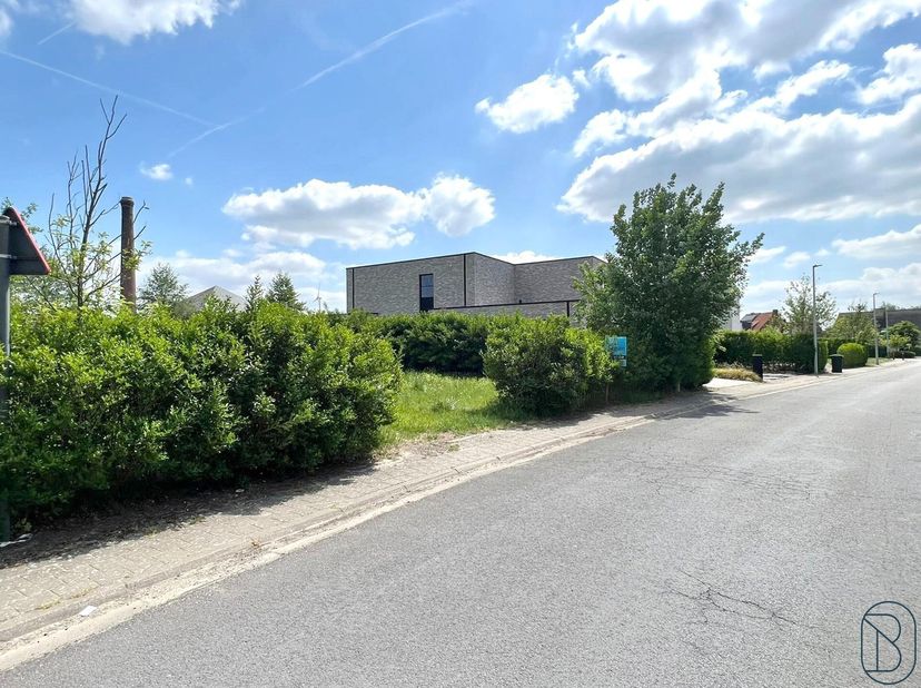Residentieel gelegen mooie BOUWGROND voor VILLA. Reeds omheind en deels aangelegde TUIN. Moderne VILLA mogelijk. Geen bouwverplichting.