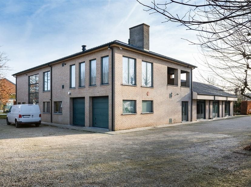Bent u op zoek naar een uitzonderlijk pand met volop mogelijkheden?&lt;br /&gt;
Deze luxe feestzaal op 2540 m² biedt niet alleen de perfecte ruimte voor eve