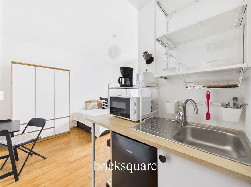 Ontdek dit onlangs gerenoveerde, kleurrijke co-living appartement, ideaal voor jonge werknemers die optimaal willen profiteren van de nabijheid van Lu