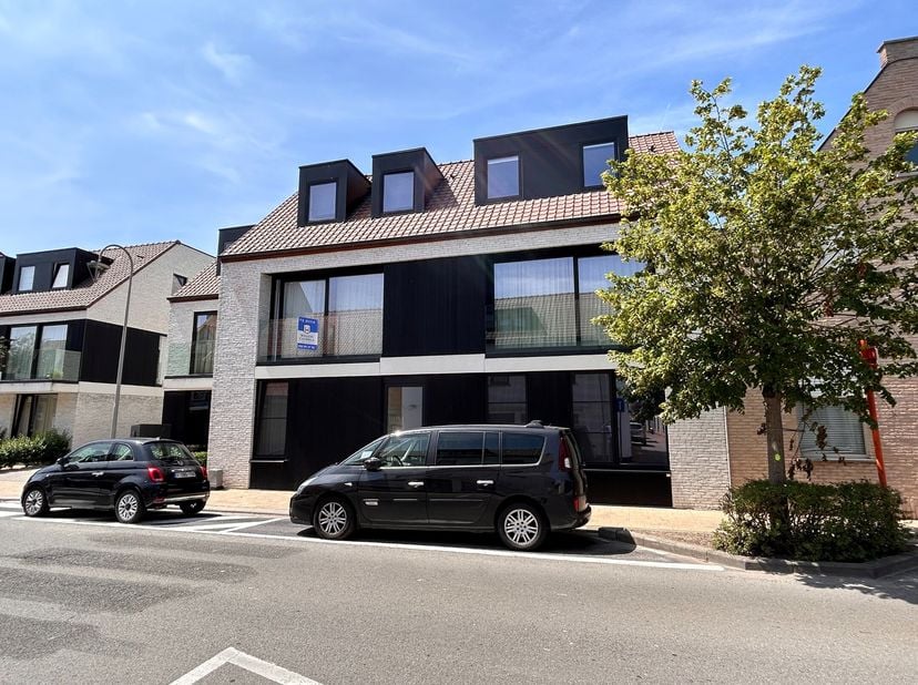 Ruim en nieuw duplex-appartement in de Dorpsstraat te Knokke - Westkapelle. Er zijn drie slaapkamers en een groot zonneterras. Een mooie residentie me