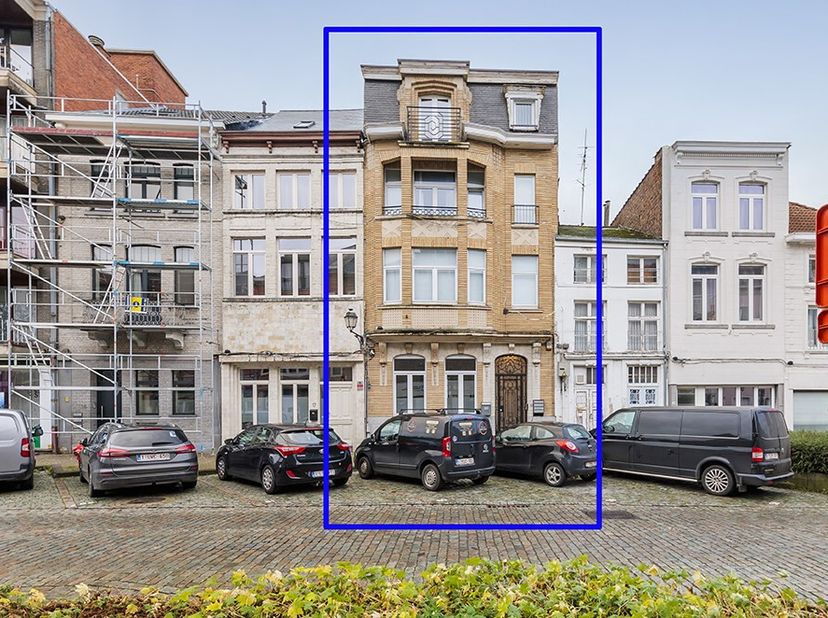 Aan de Veemarkt in het handelscentrum van Tienen treffen we deze bijzondere eigendom aan. Het pand heeft in totaal 3 gerenoveerde appartementen, allen