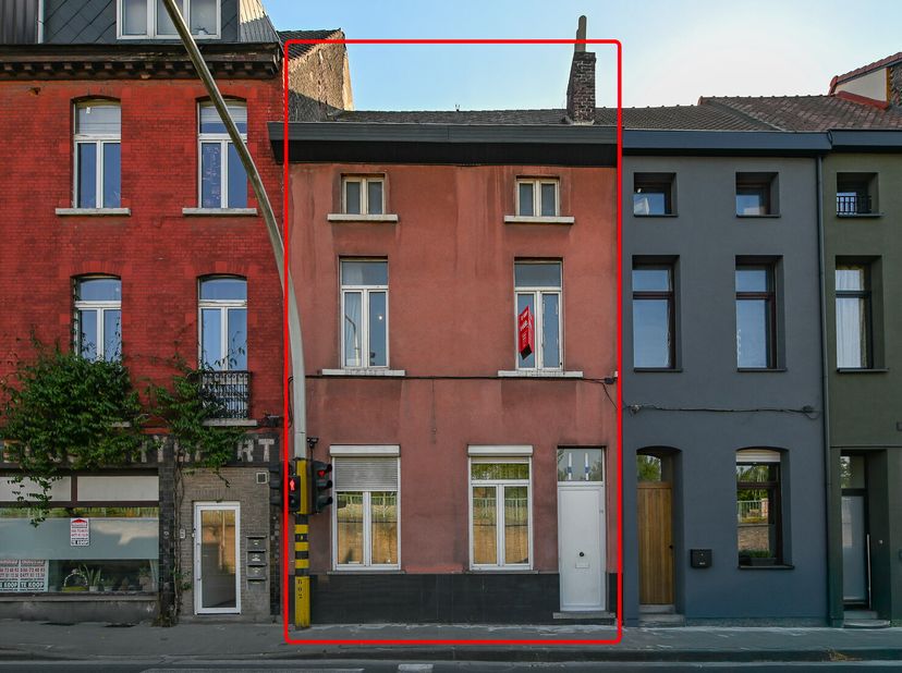 WOONHUIS MET KOER &lt;br /&gt;
 &lt;br /&gt;
Indeling: gelijkvloers: living-eetkamer, tussenkamer, traphal, keuken, badkamer; 1e verdieping: 4 slaapkamers en zold