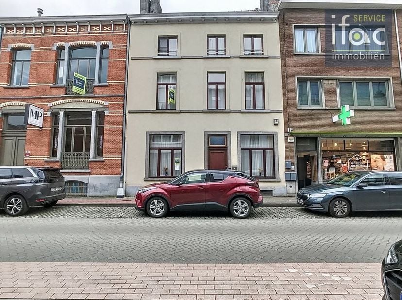 Volledig gerenoveerde herenwoning met karakter in het centrum van Tervuren.&lt;br /&gt;
&lt;br /&gt;
Inkomhal met marmeren vloer (7m²), bureel (12m²), living (17m