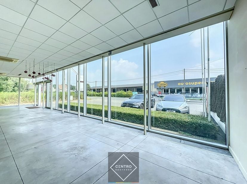 OPPERVLAKTEN:&lt;br /&gt;
Constructie - bewoonbare oppervlakten&lt;br /&gt;
Gelijkvloers: ± 490m²&lt;br /&gt;
Aantal parkeerplaatsen:  7&lt;br /&gt;
&lt;br /&gt;
INDELING:&lt;br /&gt;
To
