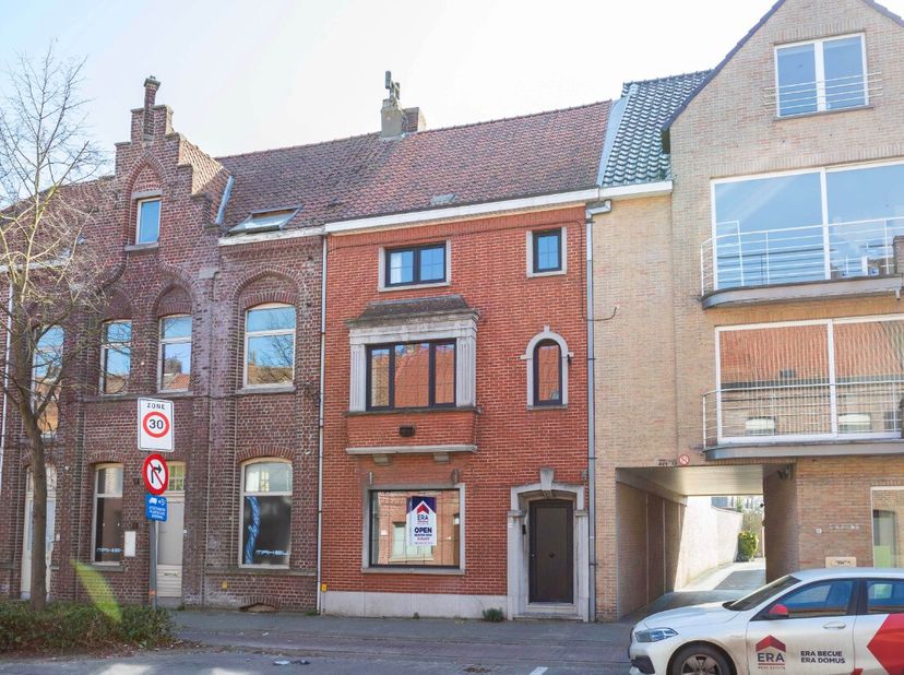 Bissegem: Modern gerenoveerde woning te koop op toplocatie in het centrum van Bissegem en nabij Kortrijk. Deze recent gerenoveerde woning is precies w