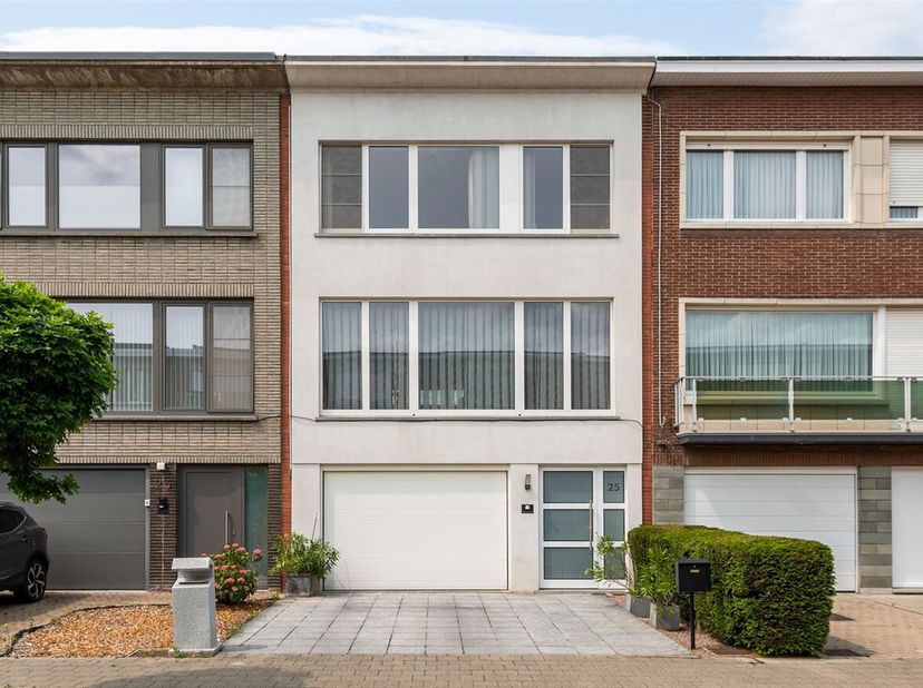 Prachtige Bel-etage (198m²) voorzien van 4/5 slaapkamers, aangelegde tuin, terras, garage en autostaanplaats op toplocatie te Kontich! &lt;br /&gt;
Ligging: