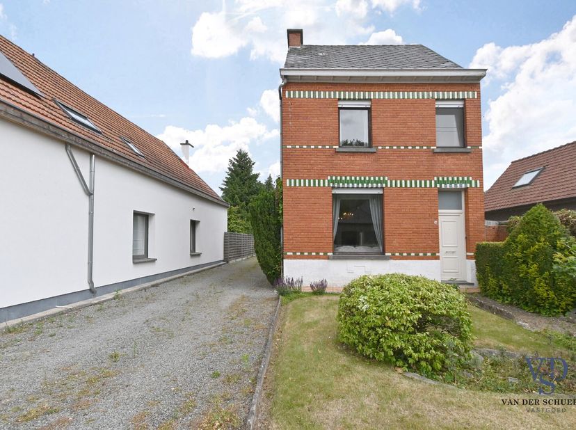 Deze eigendom geniet een unieke ligging op &quot;Kwenenbos&quot;, vlakbij het schooltje in de Sint-Elooistraat en op een boogscheut van het Rotarybos en de mooi