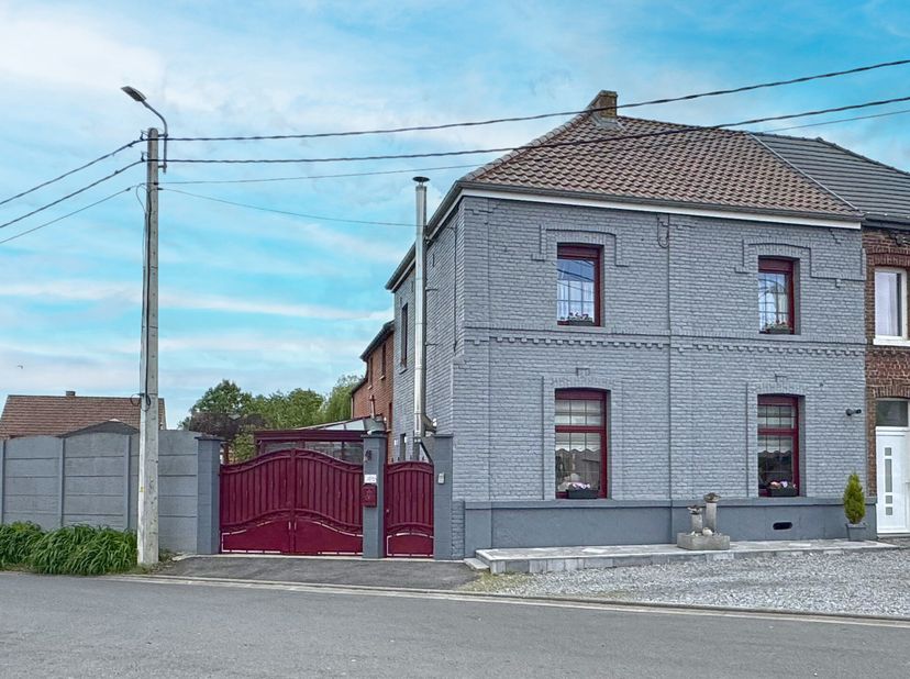 REF- 909 - BERNISSART - 7320 - Spacieuse et lumineuse Maison 3 Façades  sur 10,27 Ares- Hall d&#039;entrée, Salon avec insert, Salle à manger, Spacieuse cu