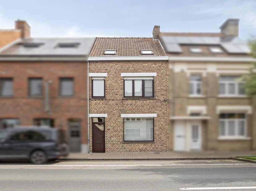 Sur un terrain de 770 m², nous trouvons cette maison bien entretenue de 3 chambres à vendre. Situé sur le Ypres Steenweg, près du centre-ville de Furn