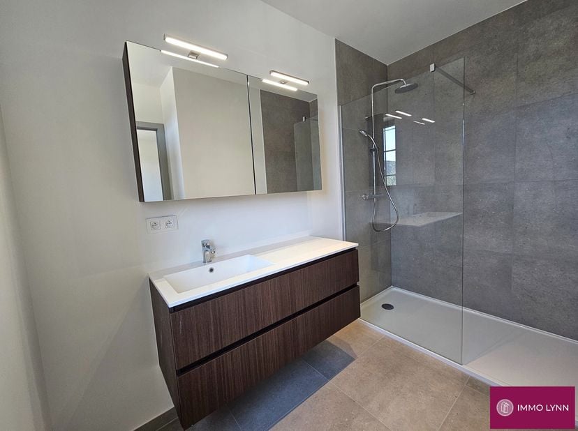 Nieuwbouwproject in centrum Kampenhout  appartement met 1 slaapkamer en zonnepanelen.&lt;br /&gt;
Indeling: inkomhal, woonkamer met open uitgeruste keuken,