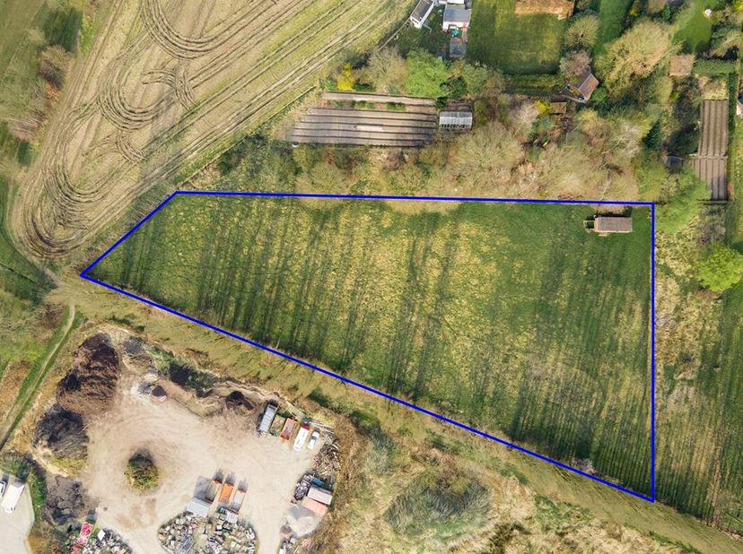 Prachtig perceel landbouwgrond, gunstig gelegen nabij het dorpscentrum van Putte.&lt;br /&gt;
Dit mooie weiland heeft een oppervlakte van 85 are en 18 m². H