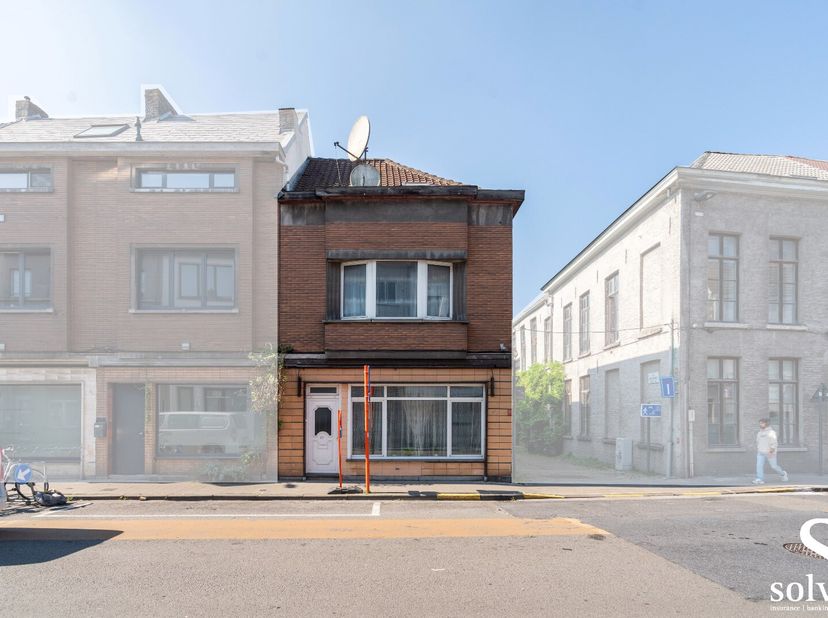 Deze woning heeft een mooie locatie, dicht bij centrum Gent en ook ideale verbinding naar de snelwegen. Rondom de woning heeft u talloze winkels, scho