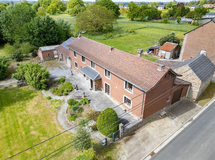 Dit zeldzame eigendom in Bois-de-Villers, genesteld op een perceel van 31 are 57 centiares, biedt een unieke kans om een groot, ruim huis te verwerven