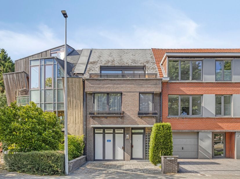 Unieke woning gelegen aan het Mertenspleintje bestaande uit: oprit voor 1 wagen, zeer grote garage, inkomhal met apart toilet, lift, wasplaats en tuin