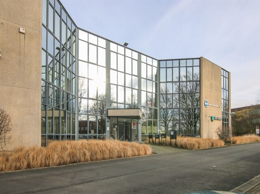 Grote kantoorruimte op het Kennedypark op Hoog Kortrijk. &lt;br /&gt;
ong. 250 m² onderverdeeld in verschillende burelen door middel van tussenwanden. De op