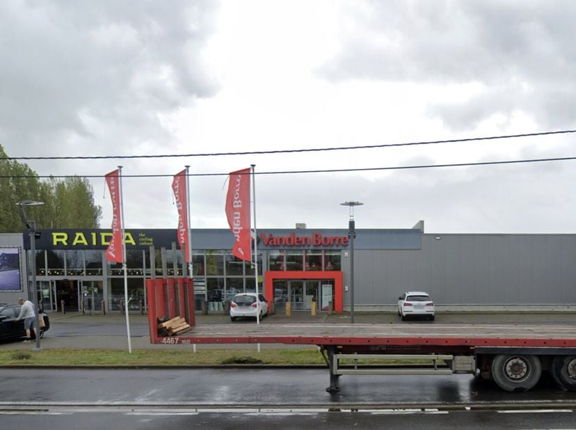 Dit multifunctionele pand van 520 m² biedt een uitstekende gelegenheid voor bedrijven die op zoek zijn naar een strategisch gelegen locatie in een com