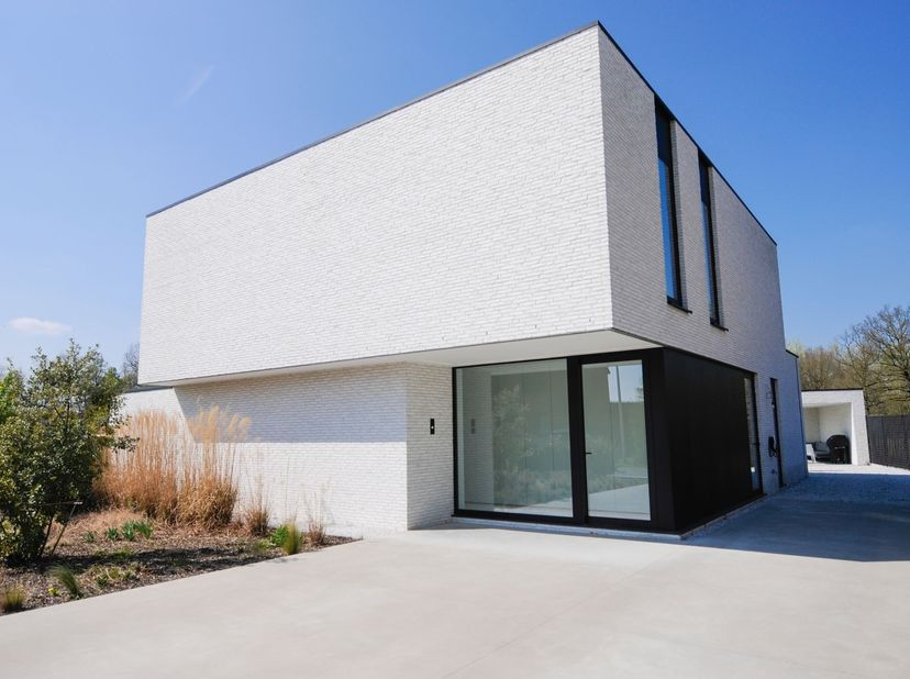 Strakke nieuwbouw villa op +/- 20 are grond te Berbroek, Herk-de-Stad.&lt;br /&gt;
Zeer rustig gelegen met uitzicht op diepe tuin en achterliggend bos.&lt;br /