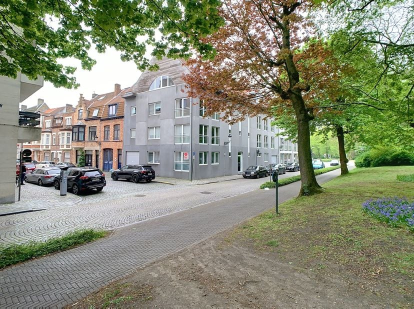 Vous recherchez un appartement entouré de verdure dans le centre de Bruges? Alors c&#039;est peut-être quelque chose pour toi! &lt;br /&gt;
Cet appartement de 2