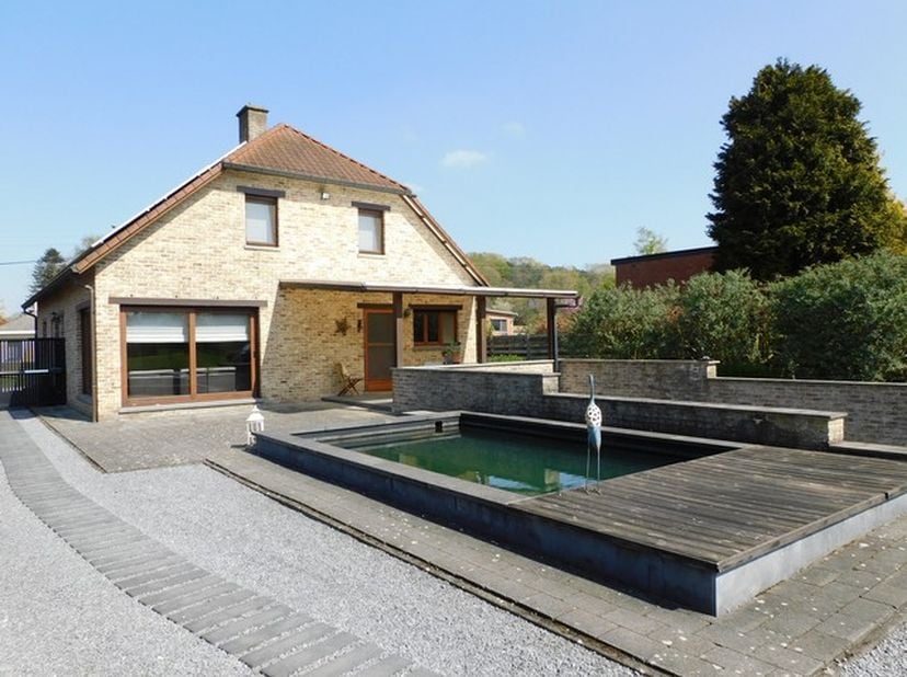 Stap binnen in deze stijlvolle villa, gebouwd in 2001, gelegen op een zuidgericht perceel van maar liefst 15a 30ca. Deze eigendom combineert tijdloze