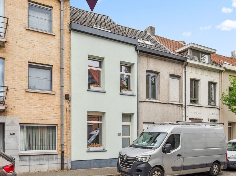 Dans cette maison rénovée et meublée avec goût, nous avons découvert beaucoup de beauté derrière la façade rénovée en 2024 avec des enduits décoratifs