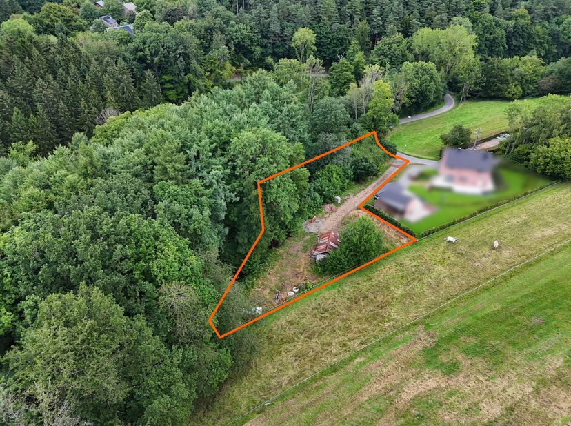 TERRAIN de ± 2.295m² :&lt;br /&gt;
 Orientation : Sud&lt;br /&gt;
 Largeur façade : ± 29m&lt;br /&gt;
 Profondeur : ± 85m&lt;br /&gt;
 En partie en zone d&#039;habitat à caractère
