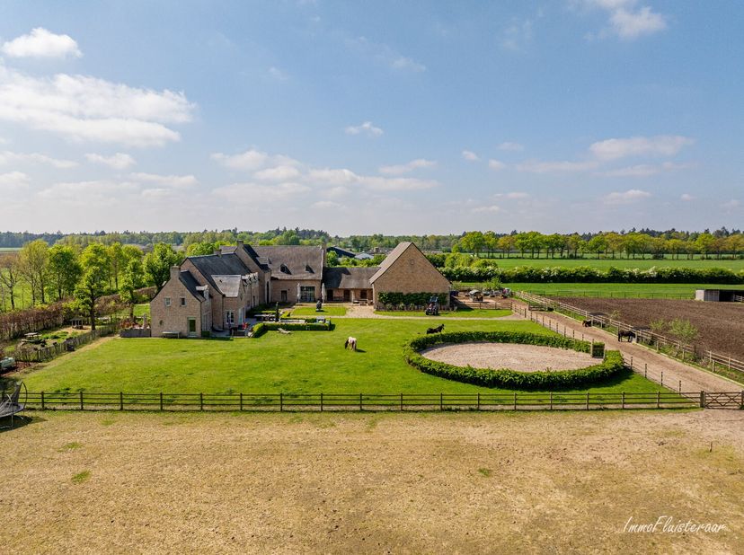 Het eigendom is gelegen op een prachtige landelijke locatie met magnifieke vergezichten en mooie uitrijmogelijkheden in een uitgestrekt grensoverschri