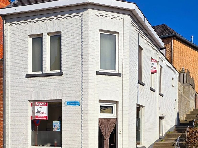 INVESTERINGSEIGENDOM TE KOOP OP SUPER-LOCATIE !&lt;br /&gt;
Ontdek deze interessante opbrengsteigendom bestaande uit 2 appartementen zijnde een gelijkvloers