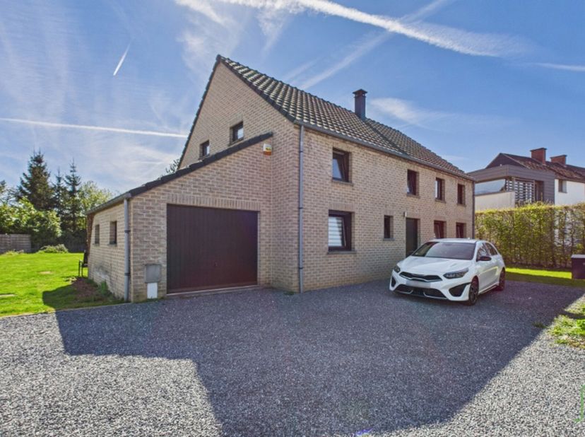 Superbe Villa de 2006 érigée sur une parcelle de près de 15 ares dont une partie constitue toujours une surface à bâtir. Située dans un quartier résid