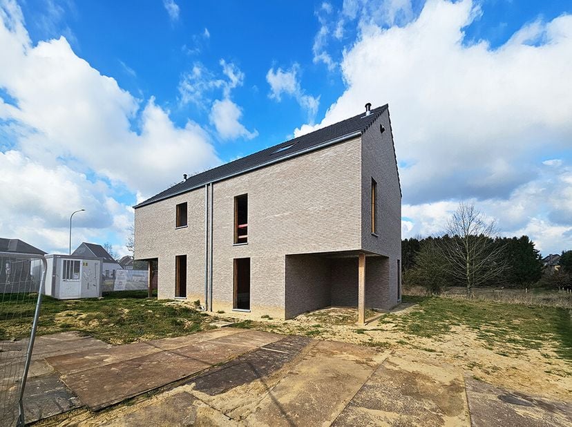 Maison familiale avec 4 chambres - Espace de vie spacieux avec cuisine ouverte - Grandes fenêtres donnant sur le jardin - Grenier comme quatrième cham