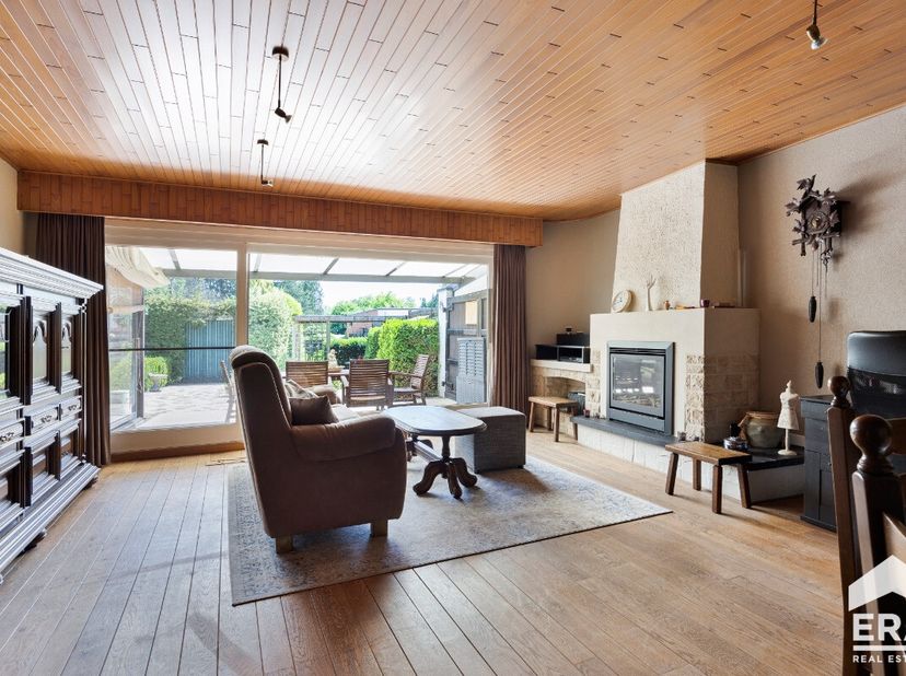 Bent u op zoek naar een veelzijdige eigendom op een toplocatie in het centrum van Mol? Deze instapklare woning met bijhorend appartement op de tweede