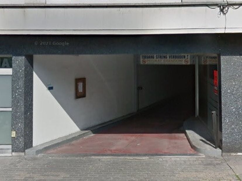 Staanplaats n°260 &lt;br /&gt;
De staanplaats is te betreden via Hendrik Serruyslaan 40,  de uitgang is gelegen in de Aertshertoginnestraat 23 in Oostende.&lt;