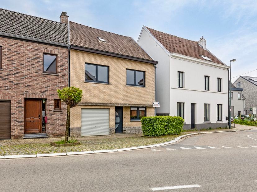Een ééngezinswoning met 3 slaapkamers. Goed gelegen op wandelafstand van bushalte  en treinstation De Hoek. En bijkomend bevindt de woning zich dichtb