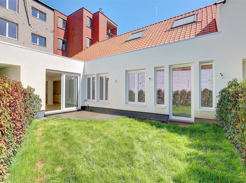 In het centrum van Kontich, vlakbij de Mechelsesteenweg en het Gemeenteplein, staat in de Molenstraat dit gerenoveerde gelijkvloers appartement te koo