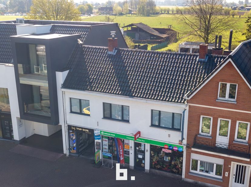 Centraal gelegen handelspand dat op heden verhuurd wordt als kapperszaak. Vooraan het pand is er steeds voldoende parkeergelegenheid. Het pand beschik