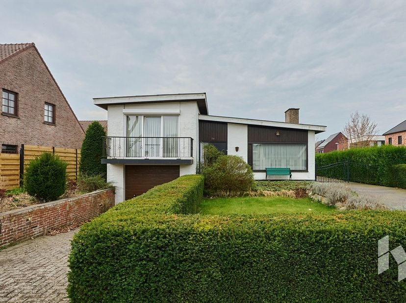 Te renoveren split-level woning (195 m²) met 3 slaapkamers, een veranda en inpandige garage op een zuidelijk georiënteerd perceel van 787 m²&lt;br /&gt;
IND
