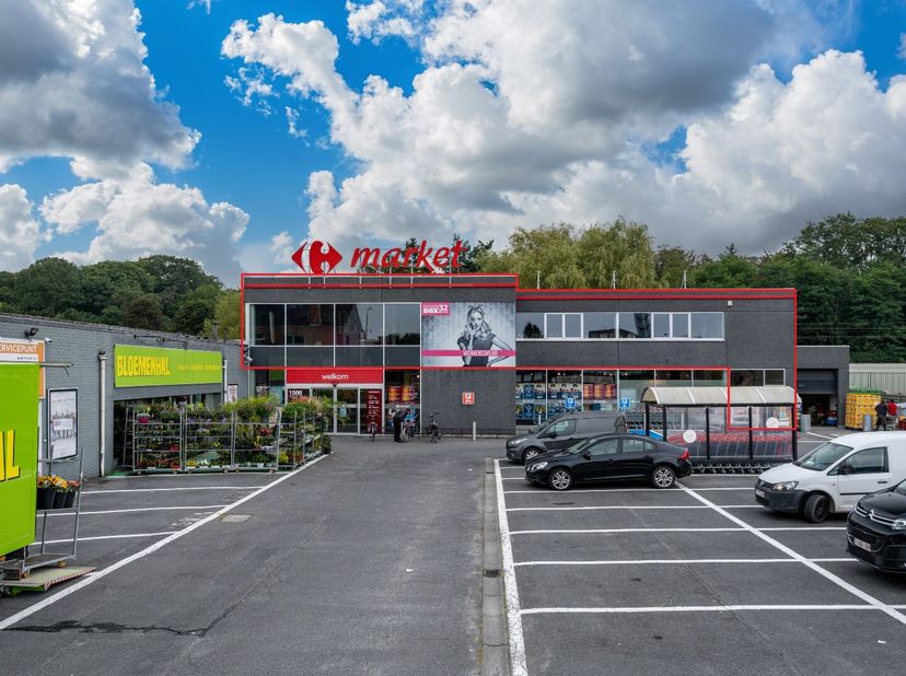 Ruim handelspand (600 m² op de 1ste verdieping), met ligging in het centrum van Beernem. Het goed is gelegen op amper 1km van de op- en afrit van de E
