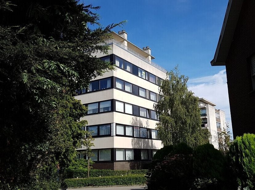 Zeer ruim en lichtrijk 2-slaapkamerappartement met een prachtig open zicht en AUTOSTANDPLAATS op een uitstekende ligging in Assebroek, vlakbij winkels